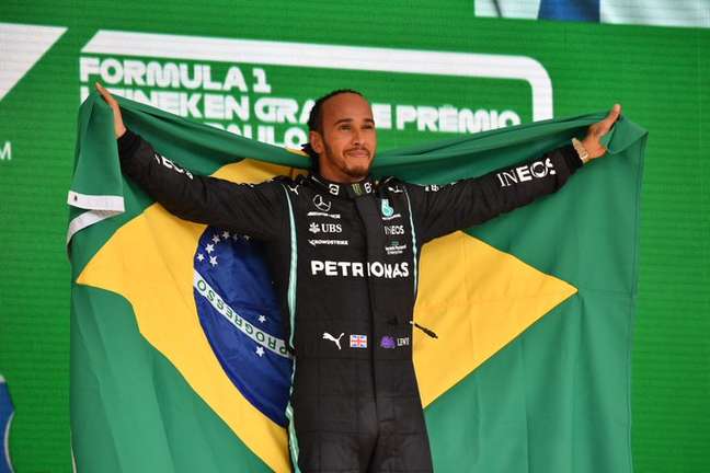 Lewis Hamilton com a bandeira brasileira Foto: F1