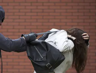 Vídeo mostra momento em que assaltante toma bolsa de mulher, em Conceição; vídeo.