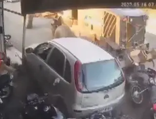 Trator arrasta carro e invade oficina após problemas mecânicos, na Grande João Pessoa; VÍDEO