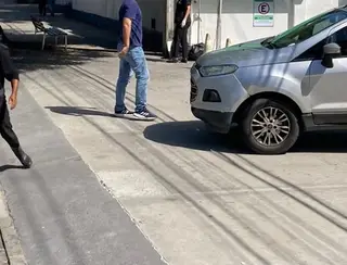 Condutor de 'telejegue' vestido de Zorro empurra carro de avenida para facilitar trânsito, em João Pessoa