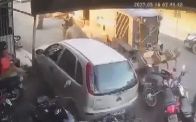 Trator arrasta carro e invade oficina após problemas mecânicos, na Grande João Pessoa; VÍDEO